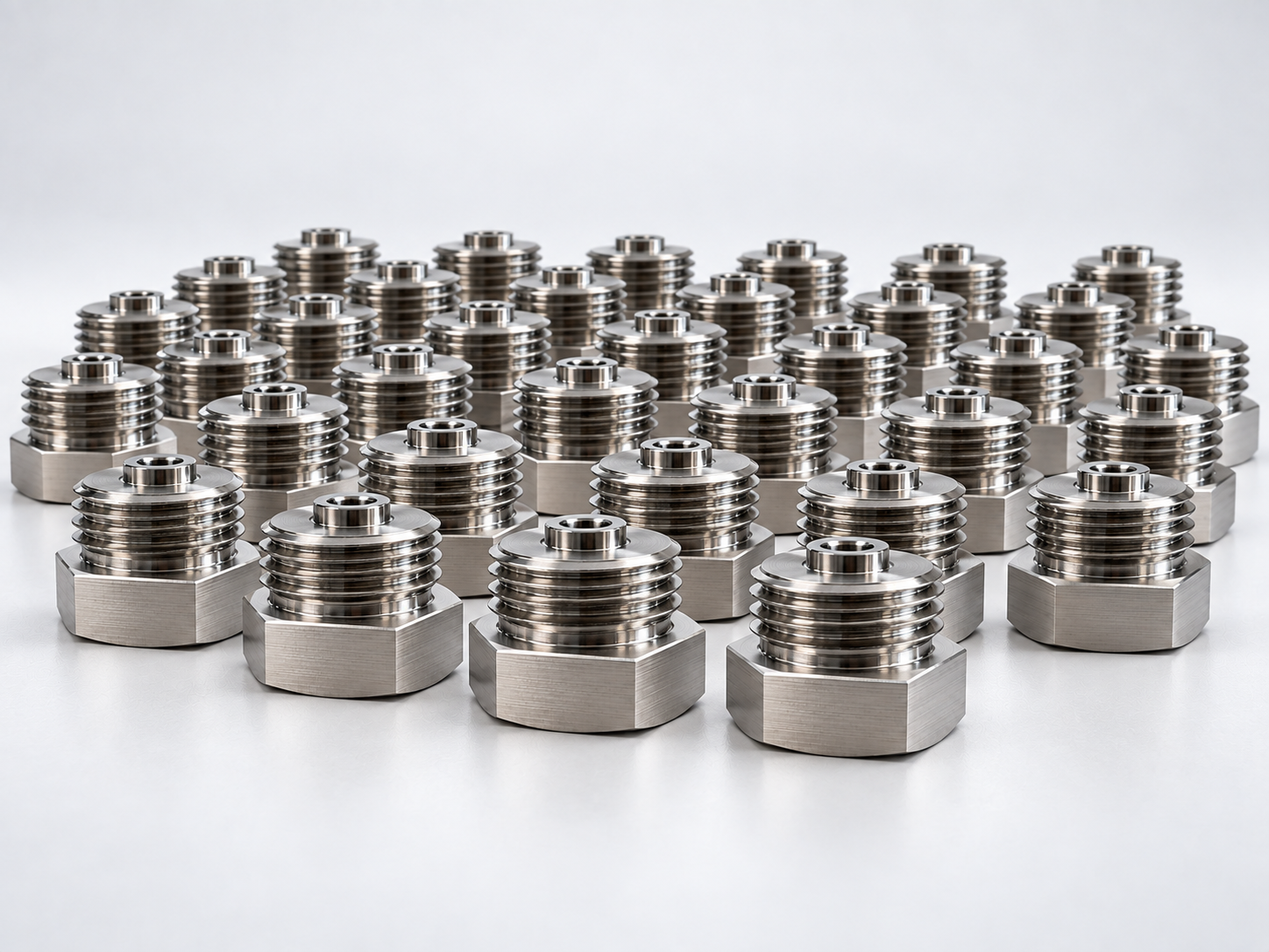 Serie precisiegedraaide metalen onderdelen met schroefdraad en zeskantbasis